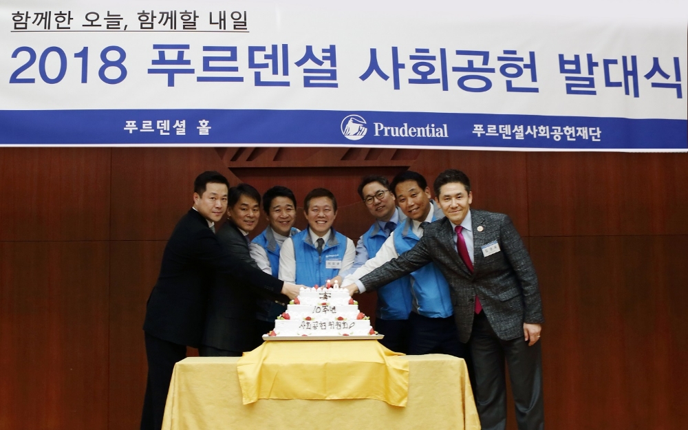 △지난 15일 서울 역삼동 푸르덴셜타워에서 푸르덴셜사회공헌재단 사회공헌위원회 10주년 기념 발대식에서 (왼쪽부터) 김한상 상임이사, 커티스 장 이사장, 김동욱 위원장, 이인규 위원장, 조홍철 위원장, 장대현 위원장, 김경욱 사무총장이 케이크 커팅을 진행하고 있다. / 사진=푸르덴셜생명