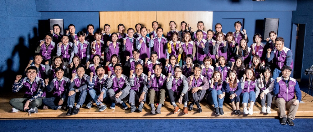 △16일(금) 라이나생명 본사 시그나타워에서 진행된 ‘제 2기 라이나건강한봉사단’ 발대식에서 라이나생명 홍봉성 사장(셋째줄 오른쪽에서 8번째)과 임직원들이 기념촬영을 하고 있다. / 사진=라이나생명