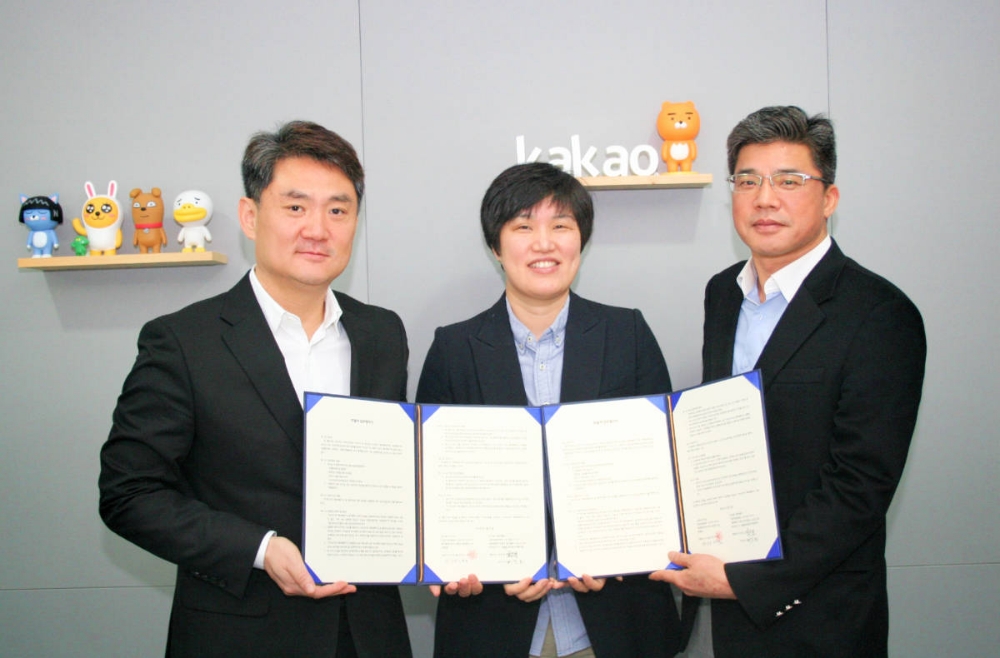 △16일 카카오 판교오피스에서 (왼쪽부터)김정호·이진희 베어베터 대표와 안회균 카카오 IBS지원실장이 ‘카카오-베어베터’ 업무협약을 맺고 있다 / 사진=카카오