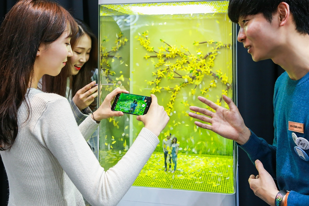 △지난 주말 서울 성수동 어반소스에서 진행된 ‘갤럭시 팬 파티’에서 갤럭시 팬 큐레이터가 방문객들에게 ‘갤럭시S9’을 설명하고 있는 모습