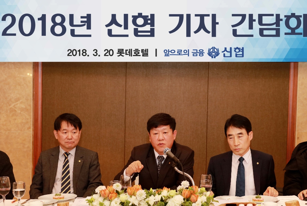 △김윤식 신협중앙회장이 기자간담회에서 질의응답에 대한 답변을 하고 있다./사진=신협중앙회