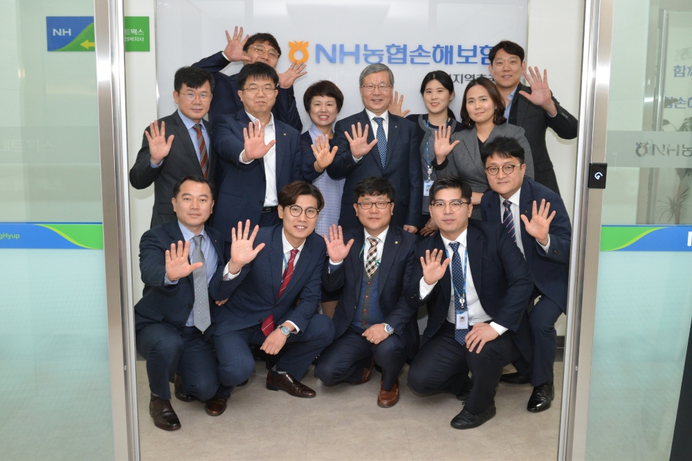 △오병관 대표(사진 두 번째줄 왼쪽 네 번째)와 임직원들이 간담회 실시 후, 농가소득 5천만원을 기원하며 기념촬영을 하고 있다. / 사진=NH농협손해보험