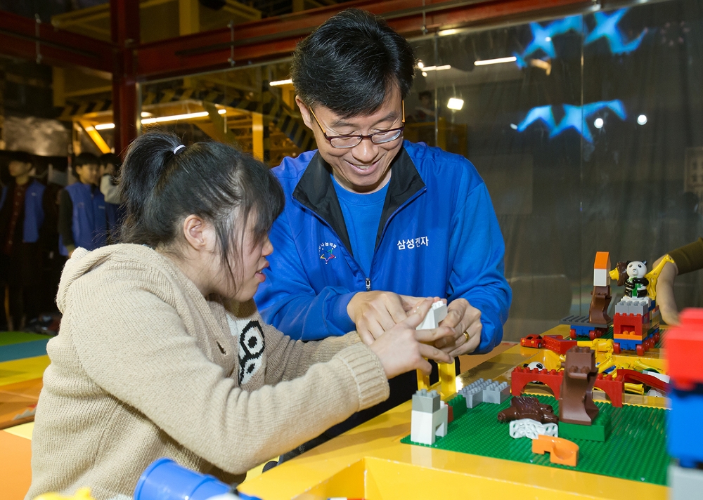 △삼성전자 임직원들이 24일 주몽재활원 장애인 어린이들과 함께 서울 상일동 태권V 박물관을 관람하고 있다 / 사진=삼성전자