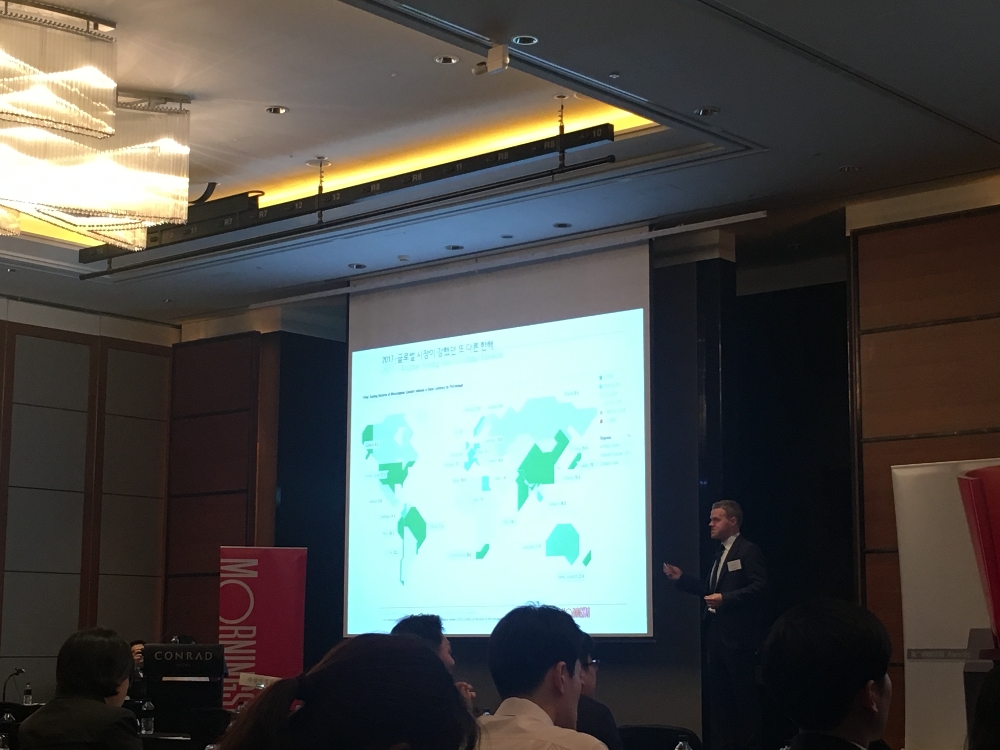 모닝스타 아태매니저리서치총괄 팀 머피 디렉터가 27일 서울 콘래드호텔에서 열린 2018 모닝스타 글로벌세미나에서 글로벌 자산흐름 동향을 설명하고 있다.