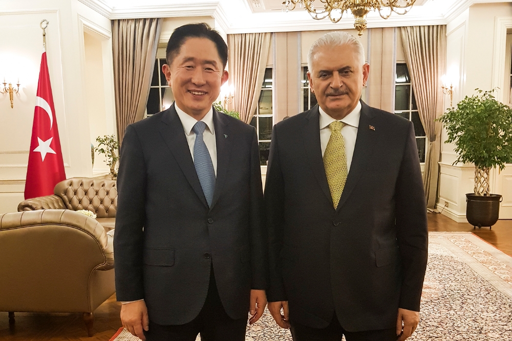 이진국 하나금융투자 사장(왼쪽)이 비날리 을드룸 터키 총리와 기념 촬영을 하고 있다.