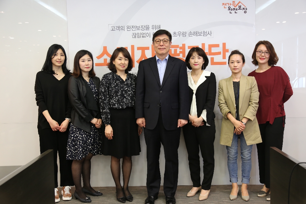 △박윤식 한화손해보험 사장(가운데)와 10기 소비자평가단이 간담회를 마치고 기념촬영을 하고 있다. / 사진=한화손해보험