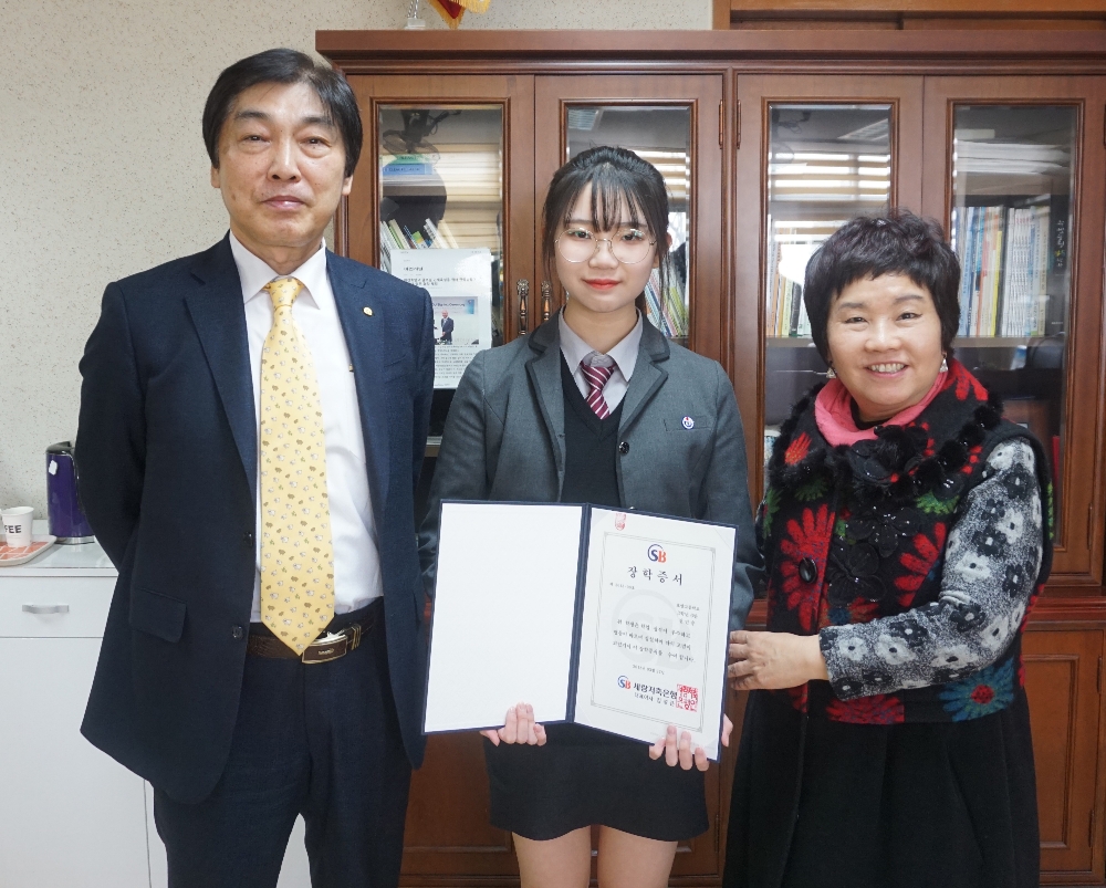 △김성근 세람저축은행 대표이사(왼쪽), 효양고등학교 권민승 학생(가운데), 홍인숙 교장이 장학금 전달 후 기념촬영을 하고 있다./사진=세람저축은행
