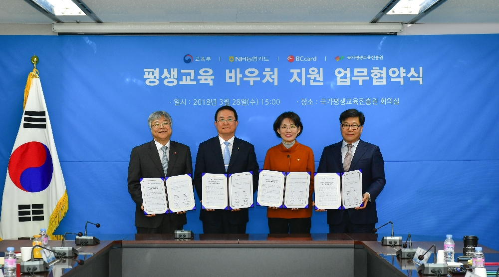 △이인기 NH농협카드 사장(왼쪽에서 두번째)이 업무협약 후 기념촬영을 하고 있다./사진=NH농협카드