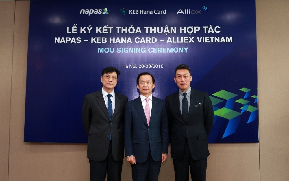 △레 꾸옥 흥 NAPAS 사장(왼쪽), 정수진 하나카드 대표이사(가운데), 박병건 알리엑스 대표이사가 협약식 후 기념촬영을 하고 있다./사진=하나카드