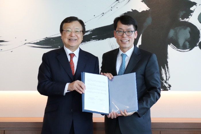 기업은행 김성태 경영전략그룹 부행장(오른쪽)과 Nihon M&A Center 미야케 수구루 대표가 일본 도쿄 소재 Nihon M&A Center 본점에서 협약식을 마치고 기념촬영을 하고 있다. / 사진= IBK기업은행