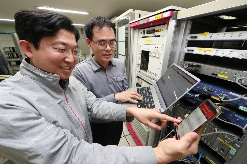 △서울 황학동 KT 강북네트워크 본부 운영 통신실에서 KT 직원들이 액세스망 자동화 솔루션을 점검하고 있다