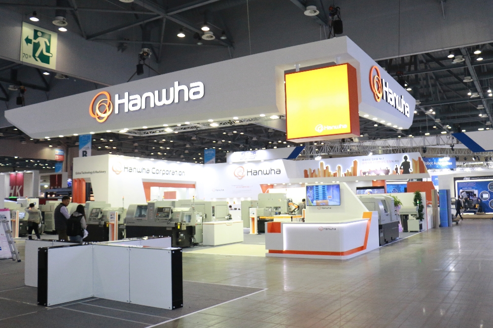 △㈜한화는 3~7일까지 일산 킨텍스에서 열리는 ‘SIMTOS 2018’에 참가해 산업환경에 최적화된 공작기계 신제품 2기종(XD26II-V, HCG-150)과 기존 제품 10기종 등 총 12기종을 선보인다