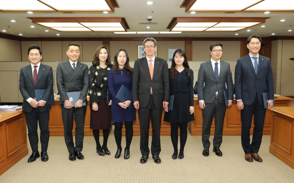 △제5기 주니어보드 임명장 수여식 후 이동빈 은행장(가운데)이 함께 기념촬영을 하고 있다. /사진제공=수협은행