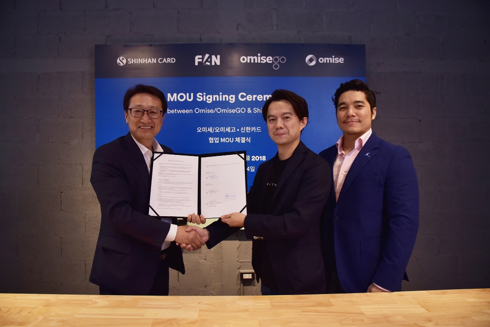 △김정수 신한카드 디지털사업본부장(왼쪽), 준 하세가와(Jun Hasegawa) 오미세·오미세고 대표(가운데), 하린숫(Ezra Don Harinsu) 오미세·오미세고 최고 운영 책임자(우측) 등 양사 관계자들이 참석해서 기념 촬영을 하고 있다./사진=신한카드