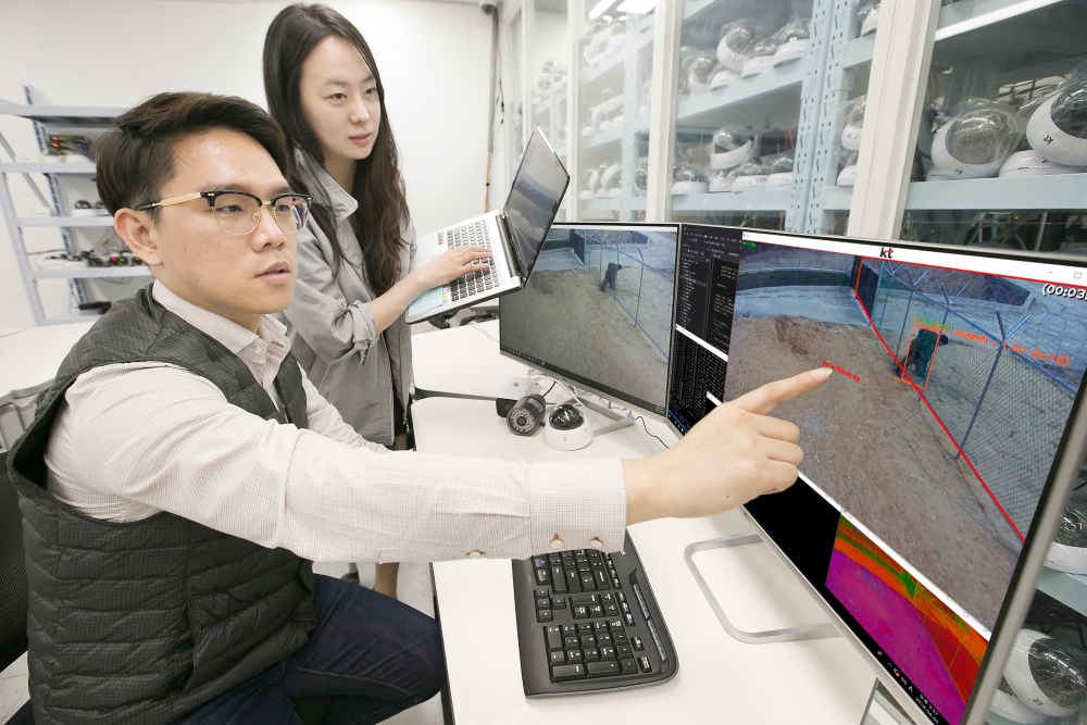 △서울 서초구 KT 융합기술원에서 직원들이 지능형 영상분석 솔루션 '기가아이즈 2.0'을 시연하고 있다 / 사진=KT