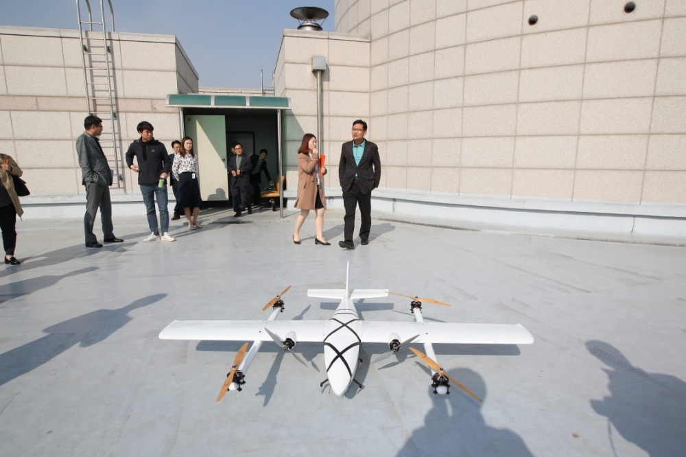 △현장에서 KT 관계자들이 드론 관제 솔루션을 시연하고 있는 모습 / 사진=KT