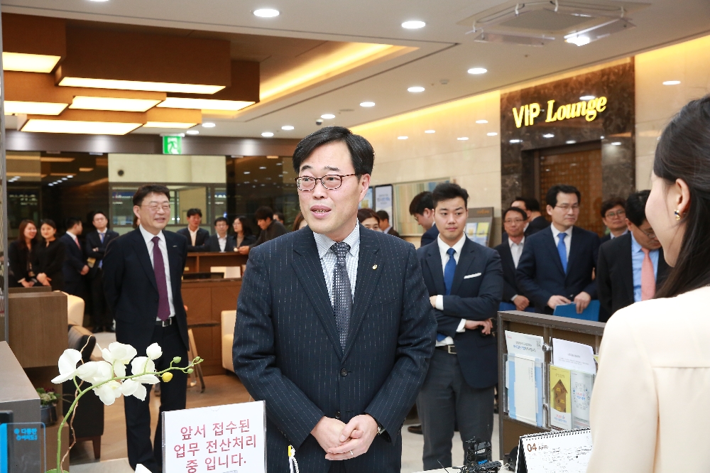 10일 김기식 금융감독원장이 서울 여의도 한국투자증권 본점 영업부에 방문했다.