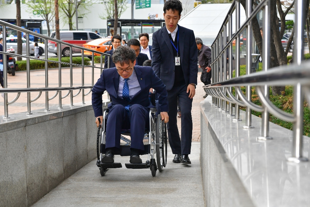 이대훈 농협은행장이 10일 서울 중구 농협은행 본점에서 금융취약계층의 금융이용 애로사항을 경험하고 있다. / 사진= NH농협은행