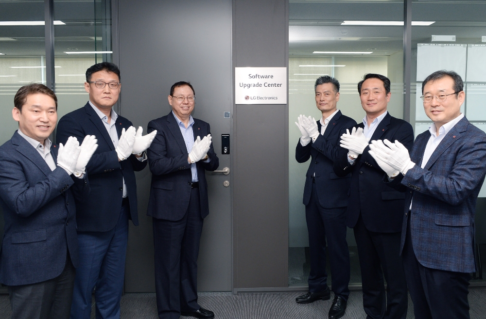 △LG전자는 10일 서울 강서구 LG사이언스파크에서 열린 ‘소프트웨어 업그레이드 센터’에서 현판식을 열었다. (왼쪽부터) 이형정 OS개발담당 전무, 이석수 소프트웨어 업그레이드센터장, 조성진 부회장, 황정환 MC사업본부장(부사장), 하정욱 단말사업부장(전무), 김영수 MC연구소장(전무)