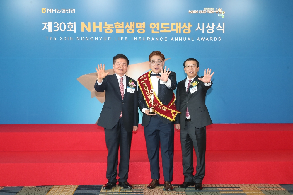 △김병원 농협중앙회장(왼쪽)이 대상수상자와 함께 농가소득 5000만 원, 보장자산 5000만 원 달성을 위한 퍼포먼스를 펼치고 있다. / 사진=NH농협생명