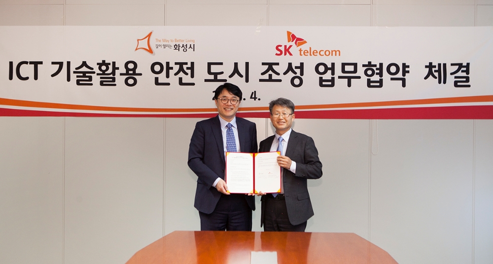 △SK텔레콤은 12일 화성시와 안전 도시 조성 사업 추진을 위한 업무협약을 체결하고, 시민 안전과 공공 이익을 위한 성과 창출을 위해 상호 협력하기로 했다. 이날 협약식에는 김성한 SK텔레콤 Smart City Unit장(왼쪽)과 박동균 화성시 도시안전센터장이 참석했다