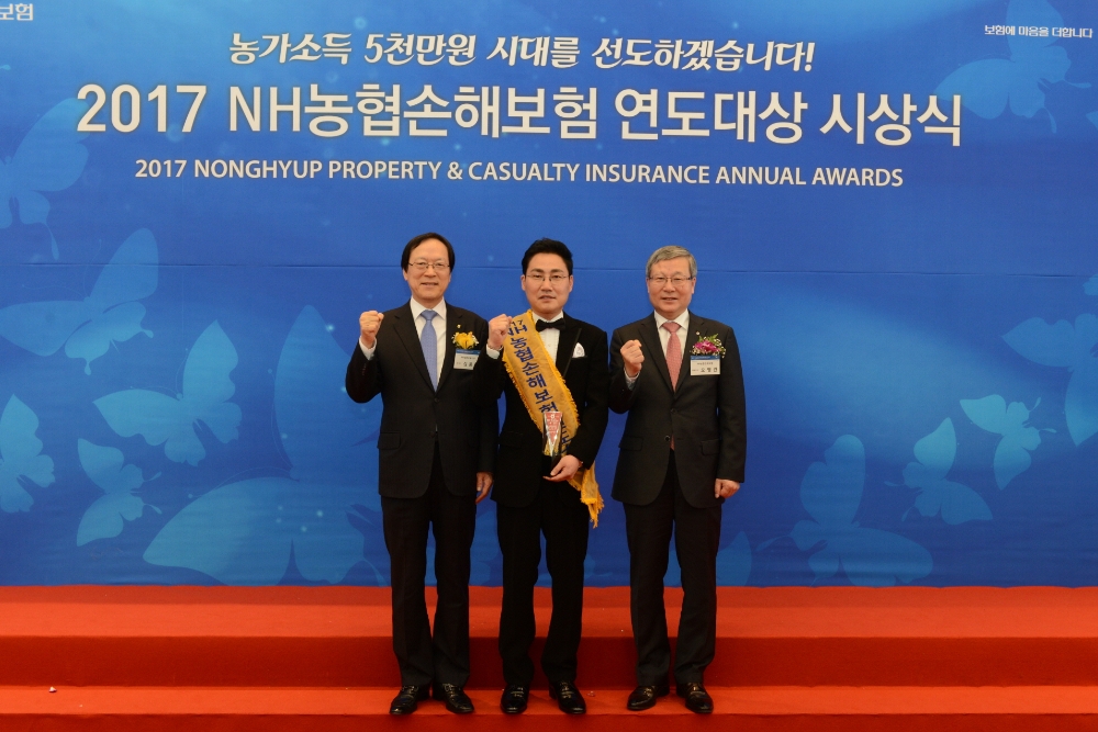 △NH농협금융지주 김용환 회장(사진 왼쪽)과 NH농협손해보험 오병관 대표이사(사진 오른쪽)가 대상 수상자인 충북 보은농협 박영규 과장(가운데)과 기념촬영을 하고 있다. / 사진=NH농협손해보험