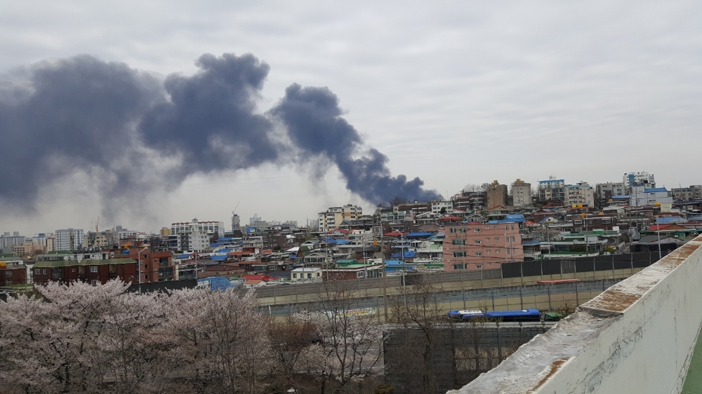 △화재가 발생한 인천 공장 단지에서 검은 연기가 피어오르고 있다. / 사진=독자 제공