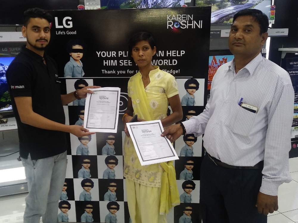 △LG전자가 지난해 인도진출 20주년을 맞아 시작한 ‘카레이 로시니’ 캠페인을 통해 산카라 안과와 협력해 300여 명의 시각장애인들에게 무료로 개안수술을 지원했다. 각막기증을 약속한 시민들이 서약서를 들고 사진을 찍고 있다