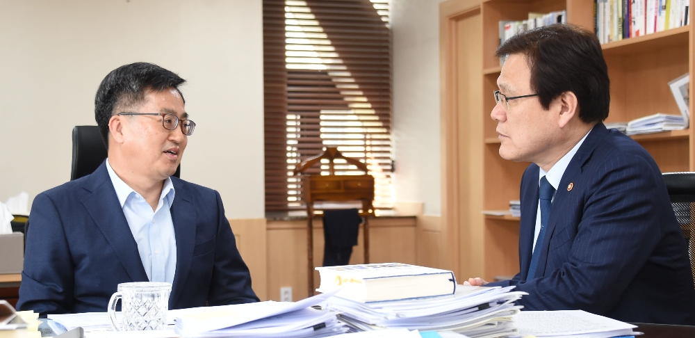 김동연 부총리(왼쪽)와 최종구 금융위원장(오른쪽)은 18일 오전 정부서울청사에서 만나 금융현안과 금융혁신 과제를 논의했다. / 사진제공= 기획재정부