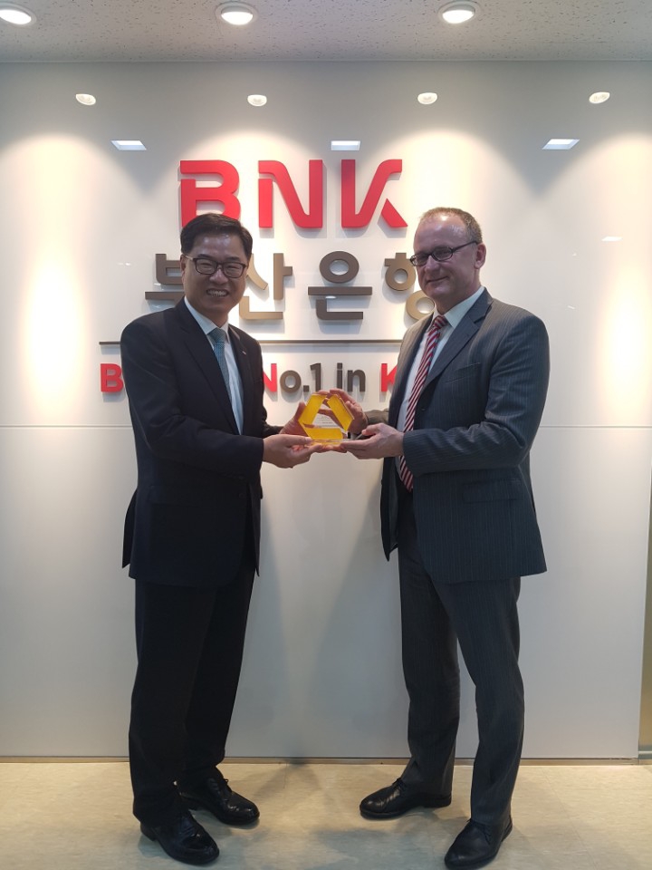(사진 왼쪽부터) BNK부산은행 성경식 자금시장본부장, 코메르츠은행 HARTMUT SKOK Director/ 사진제공=부산은행