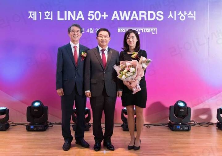 △홍봉성 라이나생명 사장(가운데)이 이진형 교수(오른쪽)와 사회연대은행 김용덕 대표이사(왼쪽)와 함께 기념촬영을 하고 있다. / 사진=라이나생명