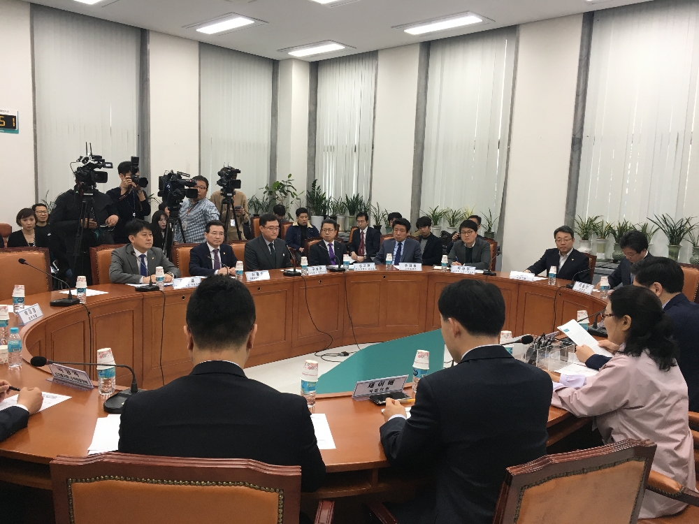 23일 오후 국회에서 열린 ‘삼성증권 유령주식 사태, 재발 방지 대책은?’ 정책간담회에서 유승민 바른미래당 공동대표가 모두 발언을 하고 있다.