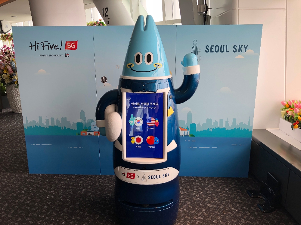 △KT는 롯데월드타워 전망대 서울스카이와 서울 송파구 제2롯데월드 서울스카이에서 ‘로봇 제휴 사업을 위한 협약’을 체결했다. 사진은 롯데월드타워 전망대에 운영될 KT 5G 로봇 ‘로타’의 모습