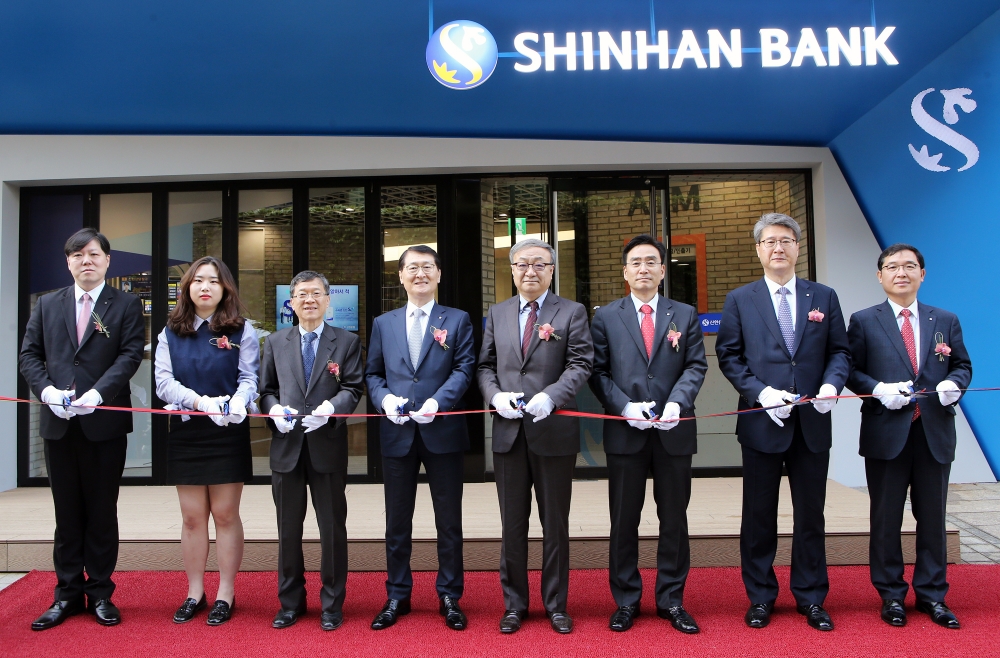 25일 서울 마포구 홍익대학교 홍문관에서 위성호 신한은행장(왼쪽에서 네번째 )과 김영환 홍익대학교 총장(왼쪽에서 다섯번째)이 참석한 가운데 신한은행 홍익대학교지점 개점식이 열렸다. 테이프커팅 하는 모습. / 사진= 신한은행