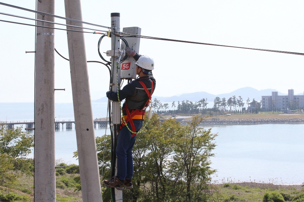 △KT 직원이 무안군에 구축한 5G 기지국을 점검하고 있다