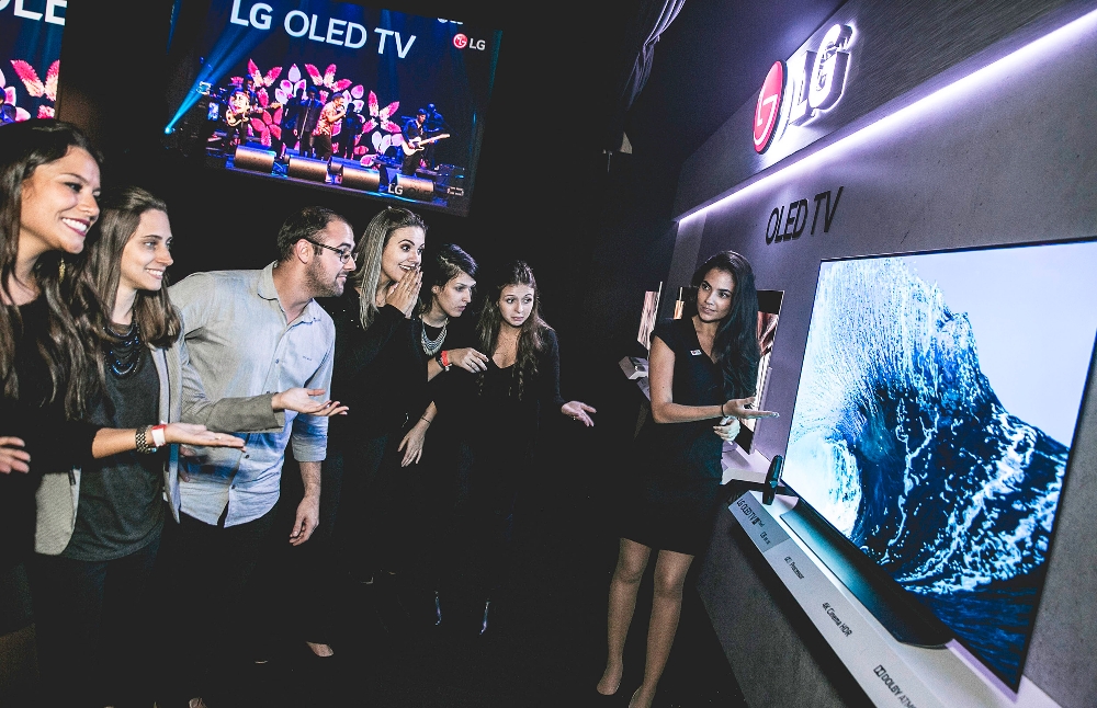 △LG전자가 브라질 상파울루에서 주요 거래선과 미디어 관계자들이 참석한 가운데, 독자 인공지능 플랫폼을 적용한 ‘LG 올레드 TV AI ThinQ(씽큐)’등 2018년형 LG TV 신제품 발표회를 열었다. LG전자 모델이 인공지능 올레드 TV를 소개하고 있다