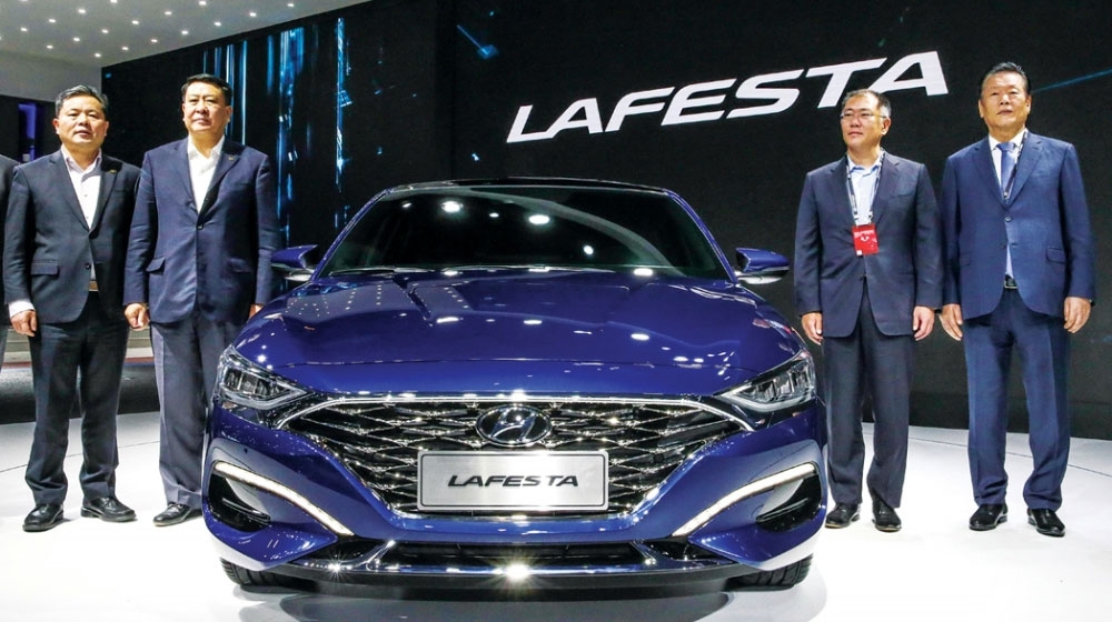▲ 현대자동차가 2018 베이징 국제 모터쇼에서 공개된 중국 전용 스포티 세단 ‘라페스타(Lafesta)’를 공개했다. 사진은 천홍량 베이징현대 동사장(왼쪽부터), 서화의 북기그룹 동사장, 정의선 현대자동차 부회장, 설영흥 현대자동차그룹 중국사업 담당 고문의 모습. 사진 = 현대자동차.
