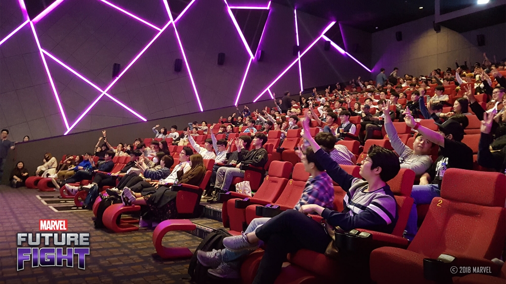 △마블 퓨처파이트 3주년 기념 시네마 데이 행사에서 이용자들이 퀴즈 이벤트에 참여하고 있다