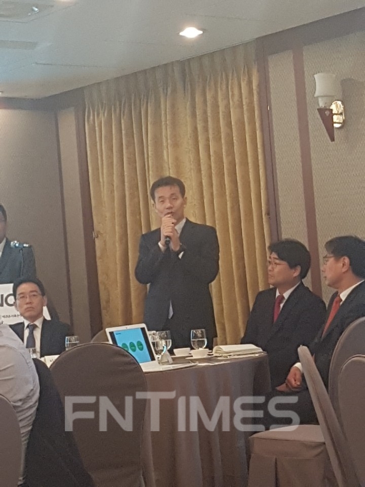 △이중무 애큐온캐피탈 사장이 김옥진 애큐온캐피탈 회장 취임 100일 간담회에서 질의응답에 답변하고 있다./사진=전하경기자