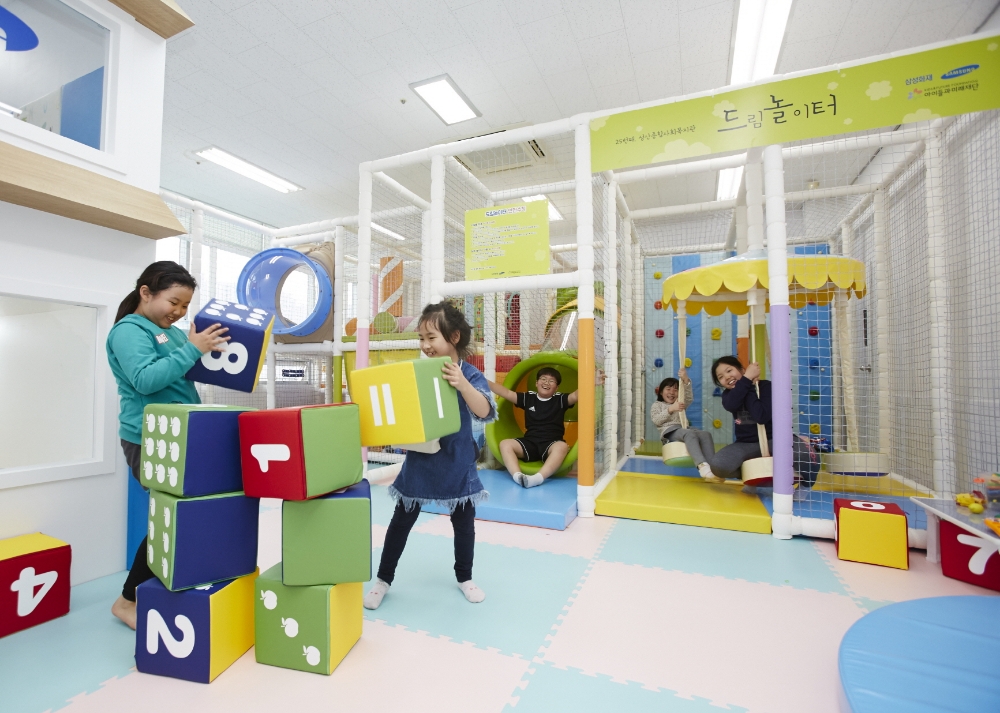 △인천 성산종합사회복지관에 조성된 드림놀이터 25호에서 어린이들이 놀이를 하고 있다. / 사진=삼성화재