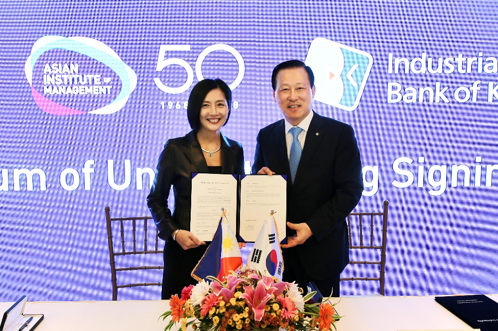 지난 3일 필리핀 마닐라에 있는 AIM 경영전문대학에서 김도진 기업은행장(오른쪽)과 강지경 AIM 총장이 협약식을 마치고 기념촬영을 하고 있다. / 사진= 기업은행