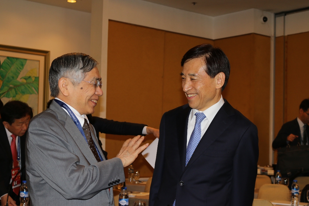 이주열(오른쪽) 한국은행 총재가 지난 4일 오전 필리핀 마닐라 샹그릴라호텔에서 열린 한중일 재무장관・중앙은행 총재회의에 앞서 구로다 하루히코(黑田東彦) 일본은행 총재와 얘기를 나누고 있다. 이 총재와 구로다 총재는 모두 지난달 연임된 바 있다./ 사진제공=한국은행