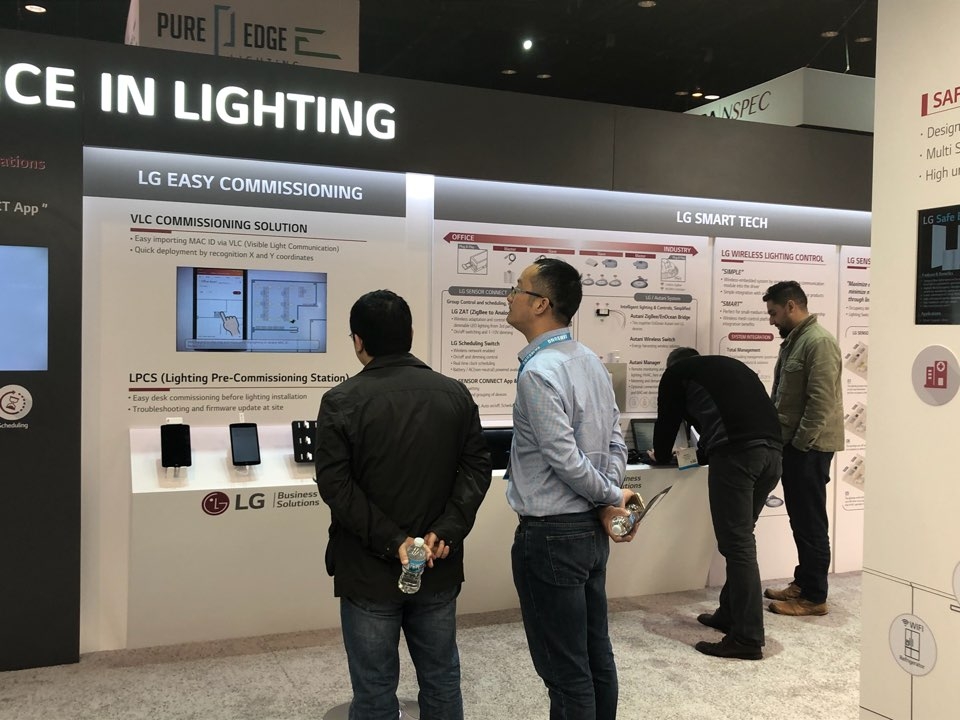 △LG전자가 8일부터 10일까지 미국 시카고에서 열리는 2018 국제조명전시회에 참가해 고효율 고성능 조명솔루션을 대거 선보인다. 관람객들이 스마트조명 솔루션인 'LG 센서 커넥트'가 전시된 부스를 둘러보고 있다
