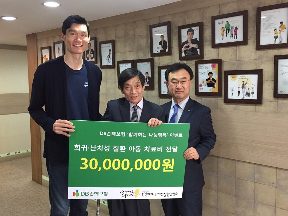 △DB프로미 농구단 김주성 선수 (좌), 한국희귀난치성질환연합회 신현민 회장(가운데), DB손해보험 고객상품전략실 박성식 부사장(우)이 기부금 전달식 및 기념촬영을 하고 있다. / 사진=DB손해보험