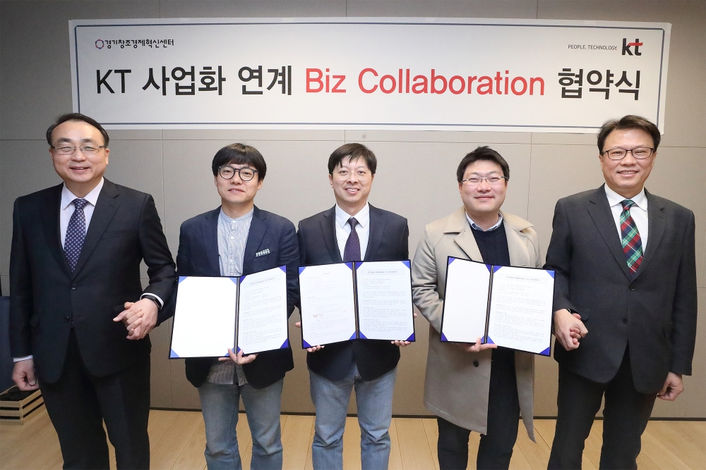 △(왼쪽부터) 이경준 경기창조경제혁신센터 센터장, 김동환 포티투마루 대표, 신소봉 메를로랩 대표, 정지웅 바이탈힌트코리아 대표, 신금석 KT SCM전략담당 상무가 ‘비즈 콜라보레이션 협약’을 마치고 기념촬영을 하고 있다