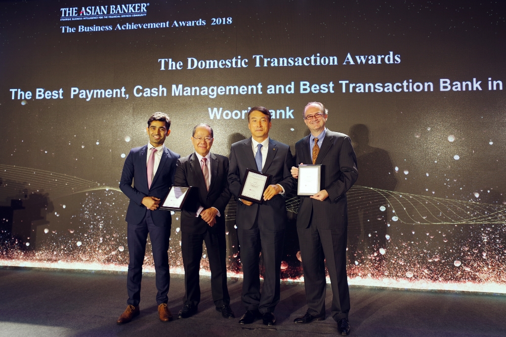 우리은행은 24일 중국 베이징 ‘The Future of Finance Summit’에서 ‘2018년 한국 최우수 트랜젝션은행’, ‘2018년 한국 최우수 자금관리 은행’ 및 ‘2018년 한국 최우수 송금 은행’으로 선정됐다. 채우석 중국우리은행 법인장(사진 왼쪽 세번째)이 기념 촬영을 하고 있다. / 사진= 우리은행