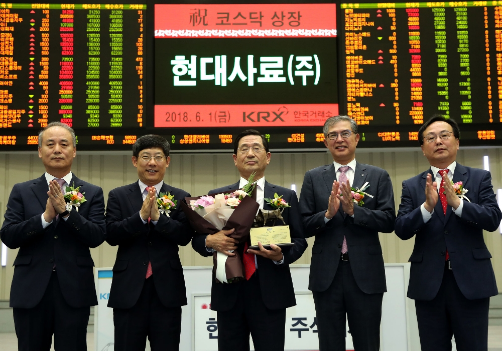 한국거래소 코스닥시장본부는 지난 1일 오전 여의도 서울사옥 홍보관에서 현대사료의 코스닥시장 신규상장기념식을 개최했다. (왼쪽부터) 최규준 한국IR협의회 부회장, 정운수 한국거래소 코스닥시장본부장, 문철명 현대사료 대표이사, 이동환 신한금융투자 GIB 부문장, 송윤진 코스닥협회 부회장. 사진=한국거래소