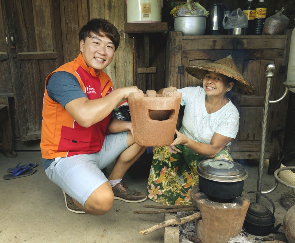 △SK텔레콤 관계자가 제작된 쿡스토브를 현지 주민에게 전달하고 있다