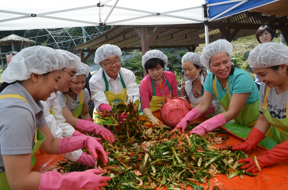 농협 경기 남창현 본부장, 결혼 이민여성과 여름김치 나눔