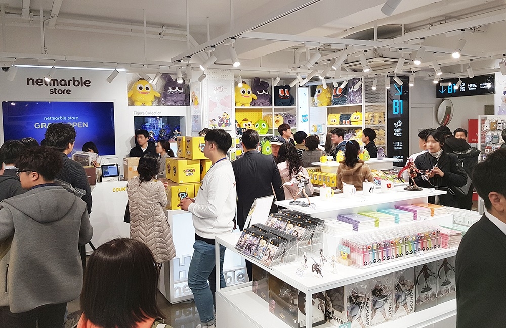 △지난 4월 6일 홍대 롯데 엘큐브 1층에 오픈한 넷마블스토어 매장